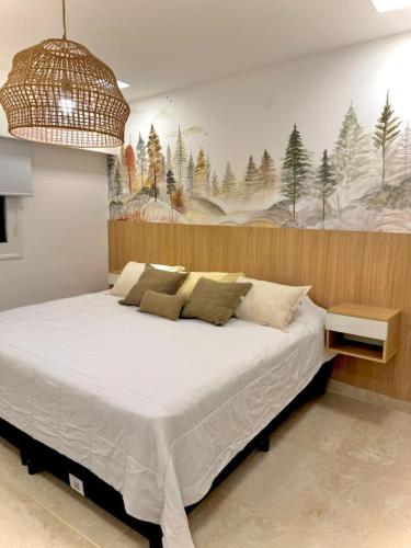 Un dormitorio con una cama grande con un cuadro en la pared. en Dpto centrico en Salta para 7 - Bonavista Rentals, en Salta