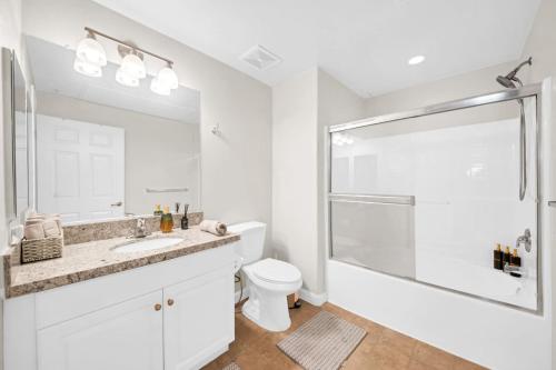 Ένα μπάνιο στο Lux Oasis in Woodland Hills