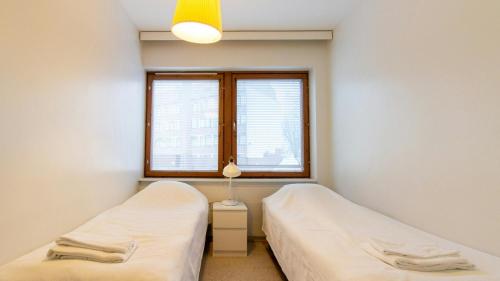 due letti in una stanza con finestra di Spacious Apartment for 3 a Riihimäki