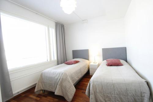Postel nebo postele na pokoji v ubytování Central and Spacious Apartment for 6 with Sauna