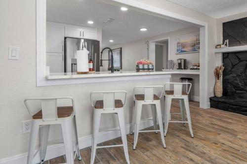 Dapur atau dapur kecil di Haven Waterfront Walk to Beach