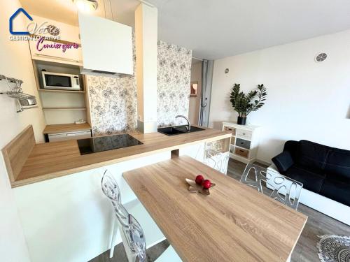 a kitchen and living room with a table and chairs at L'Empereur Colliourenc in Collioure