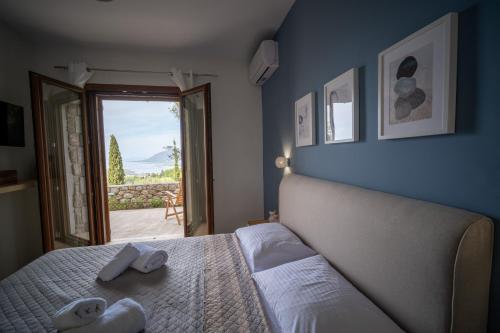 Ένα ή περισσότερα κρεβάτια σε δωμάτιο στο Villa Lithos Brand New 2025