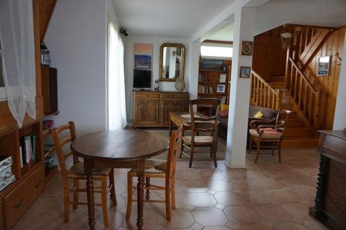 une salle à manger avec une table et des chaises dans une pièce dans l'établissement Duplex spacieux et ensoleillé avec vue sur les montagnes, à Font-Romeu