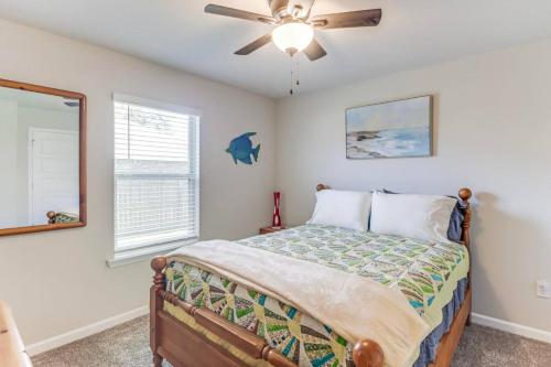 une chambre avec un lit et un ventilateur de plafond dans l'établissement Pelican Grove, à Long Beach