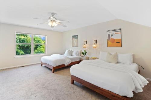 Ένα ή περισσότερα κρεβάτια σε δωμάτιο στο Quiet Suburban Home with Art Deco Flair