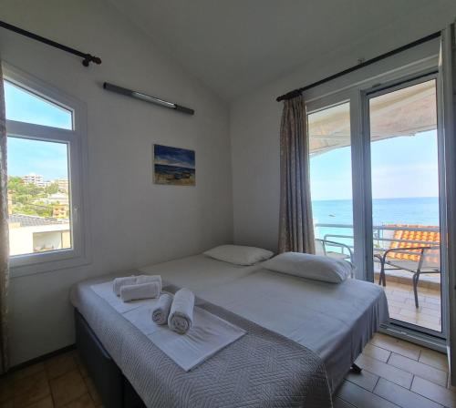 Duas camas num quarto com vista para o oceano em Sunset Palio em PalaiónTsiflíkion