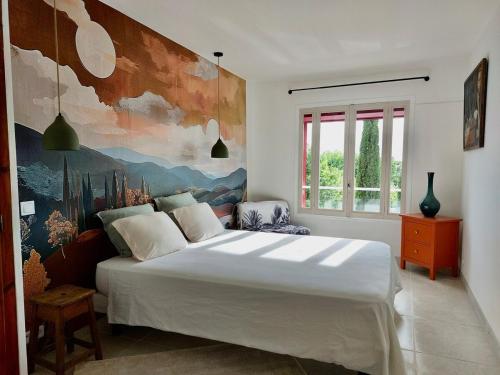 une chambre avec un grand lit avec un tableau au mur dans l'établissement La maison de Flassan chic et sport, à Flassan