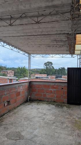 an empty room with a red brick wall at Estancia ideal-Riosucio, Caldas, con garaje in Ruiosucio