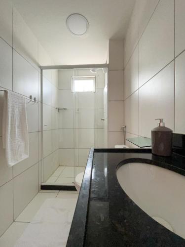 a bathroom with a bath tub and a toilet at 2Qts, 6km do Parque do Povo in Campina Grande
