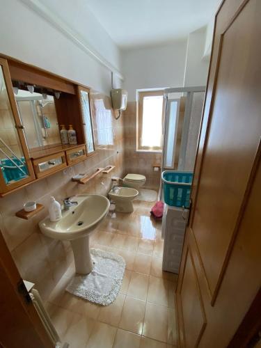 Un baño con dos inodoros y un lavabo. en Casa della Marinella, en Amantea