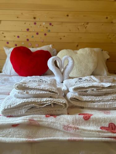 a pile of towels sitting on top of a bed at Casa da Avó Miquinhas in Paços de Ferreira