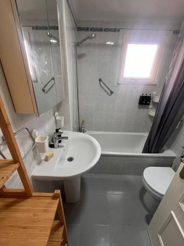 a bathroom with a sink and a tub and a toilet at LAGUNA BEACH PISCINA- HOME RENt MALAGA in Torrox Costa