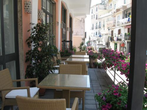 Ein Restaurant oder anderes Speiselokal in der Unterkunft Hotel Caporal 