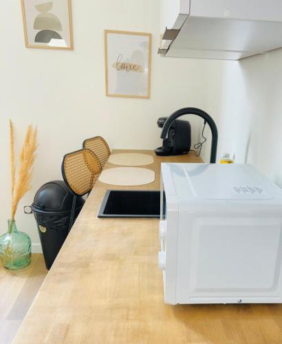 une cuisine avec un comptoir avec un micro-ondes dans l'établissement Le 32 - Studio rénové - Centre, à Coudekerque-Branche