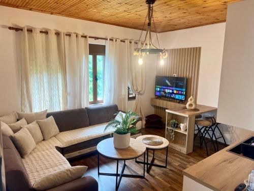 a living room with a couch and a table at Zere House in Polisi i Vogël