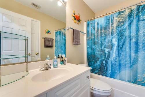 Phòng tắm tại Walk to Beach Condo in Pensacola with Pool Access