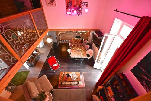 an overhead view of a living room with pink walls at DUPLEX 5 chambres Clim WIFI SAUNA Cannes in Cannes