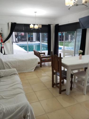 a bedroom with two beds and a table and chairs at Margaritas y Soles Petit Hotel in San Miguel del Monte