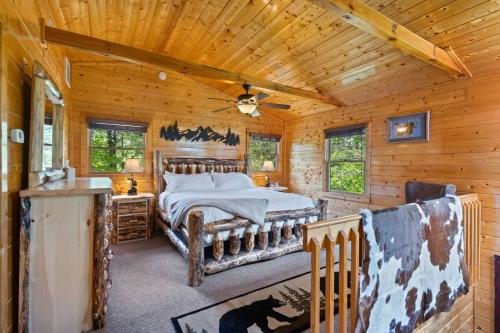 a bedroom with a bed in a log cabin at Gentle Ben's Chalet in Murphy