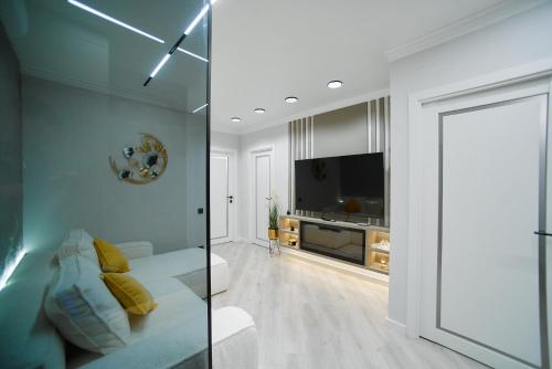 Designer Apartment with 2 Bedrooms, Full Kitchen, Rain Shower & Coffee Station and Netflix - GrandStay