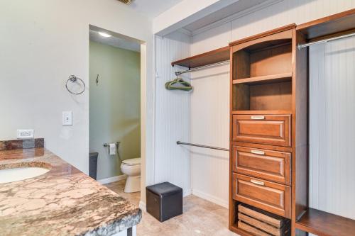クリアウォーターにあるOutdoor Oasis Spacious Stay in Clearwater!の洗面台とトイレ付きのバスルーム
