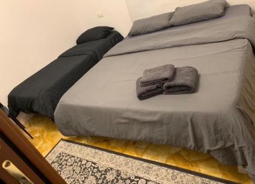 a bedroom with a bed with two towels on it at Malpensa House 29 più servizio taxi MXP 25 euro in Lonate Pozzolo