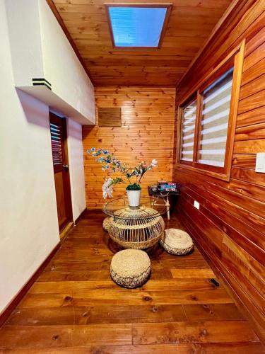 ビジェータにあるCabaña Dulce Encantoの家の中のテーブルとスツール付きの部屋