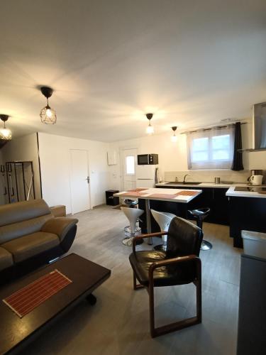 un salon avec un canapé et une table dans l'établissement Le Petit Gîte de l'Eminence, à Clécy