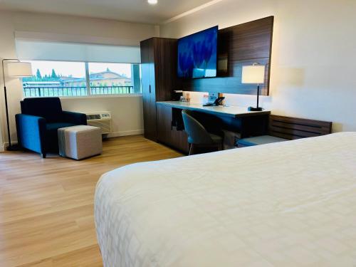 Televisyen dan/atau pusat hiburan di Clarion Pointe Mount Vernon - Burlington