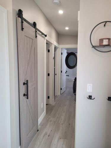 un pasillo con una puerta corredera de granero en una casa en Creekside Oasis on Mara, en Sicamous