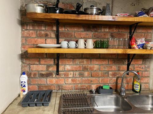 Køkken eller tekøkken på Rustic Industrial Maboneng Loft