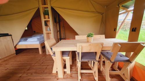 Postel nebo postele na pokoji v ubytování Camping de Rozenhof - Glamping tent 4 pers