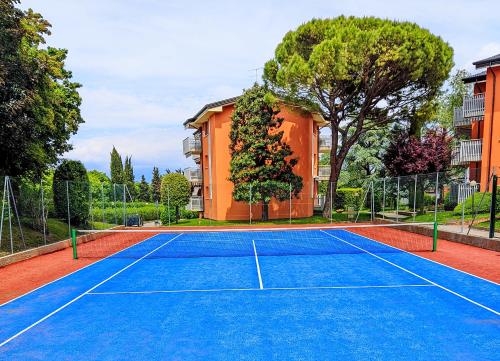a tennis court in front of a building at Appartamento Peschiera in Peschiera del Garda