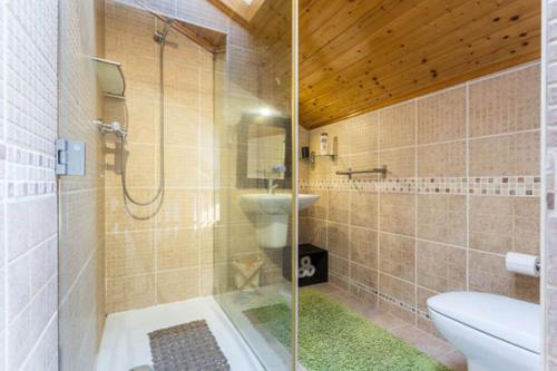 Un baño con ducha, inodoro y lavabo. en MariaHouse, en Faro