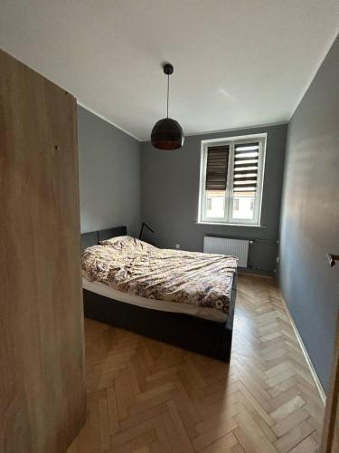 a bedroom with a bed and a window at Apartament w Centrum Żor in Żory
