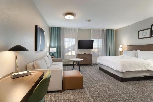Postel nebo postele na pokoji v ubytování Staybridge Suites Longview by IHG