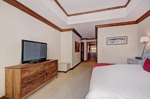 The Vail Collection at the Ritz Carlton Residences Vailにあるテレビまたはエンターテインメントセンター