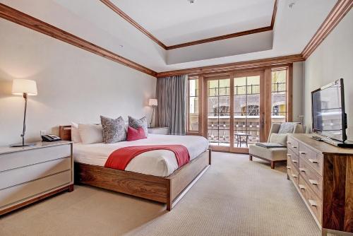 The Vail Collection at the Ritz Carlton Residences Vailにあるベッド