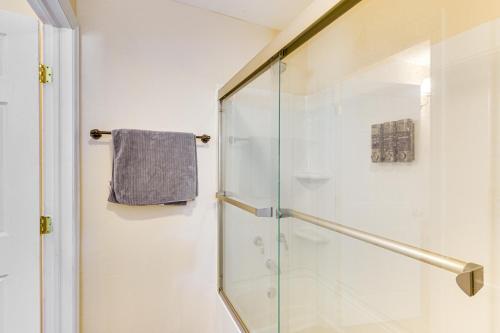 een douche met een glazen deur in een badkamer bij Lake Talquin Cabin Close to FSU and Quincy! in Quincy