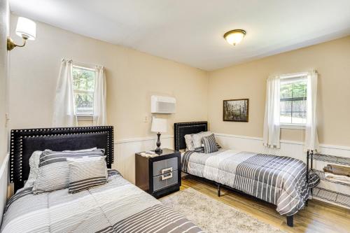een slaapkamer met twee bedden en twee ramen bij Lake Talquin Cabin Close to FSU and Quincy! in Quincy
