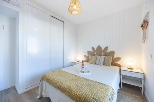 una camera bianca con un letto e due comodini di Casa da Vila a Vila do Bispo