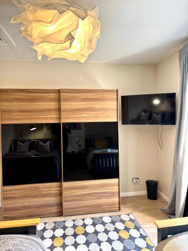 Ένα ή περισσότερα κρεβάτια σε δωμάτιο στο Modern Art House - serviced accomodation