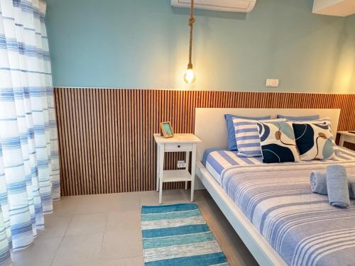 ポルティマンにあるSummerHouse - Holiday place!のベッドルーム1室(ベッド2台、サイドテーブル付)