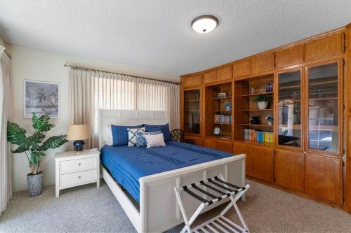 a bedroom with a bed and a chair in it at Home in San Diego! The Blue Leaf with 3bed 2bath, Golf, Large Yard! in Rancho Bernardo