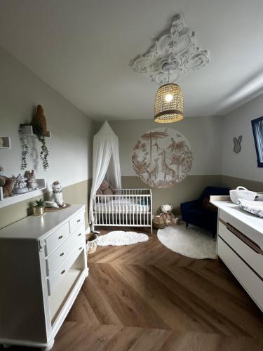 - une chambre bébé avec un lit bébé dans l'établissement La casa Gina, à Gouesnach