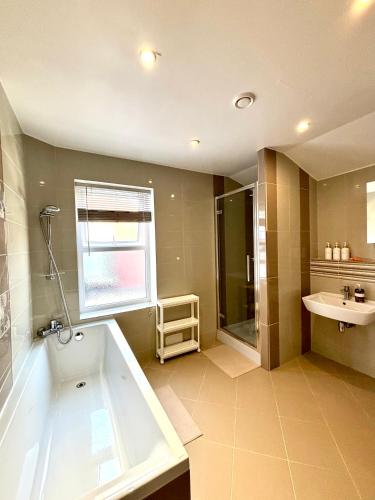Ένα μπάνιο στο Modern Art House - serviced accomodation