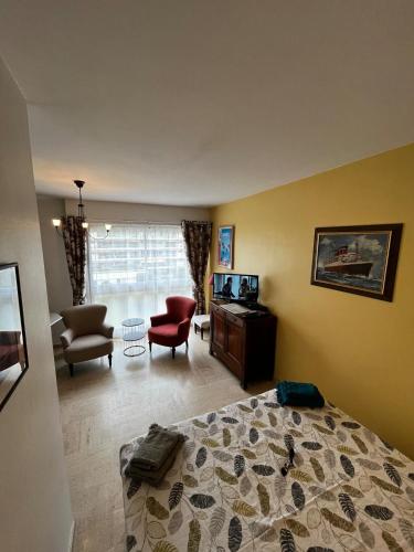 une chambre avec un lit et un salon dans l'établissement Studio lumineux Croisette, à Cannes