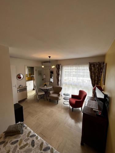 un salon avec un lit, une table et des chaises dans l'établissement Studio lumineux Croisette, à Cannes