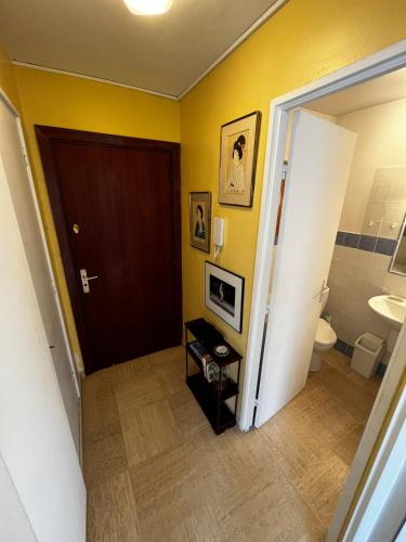 une salle de bain avec des toilettes, un lavabo et une porte dans l'établissement Studio lumineux Croisette, à Cannes